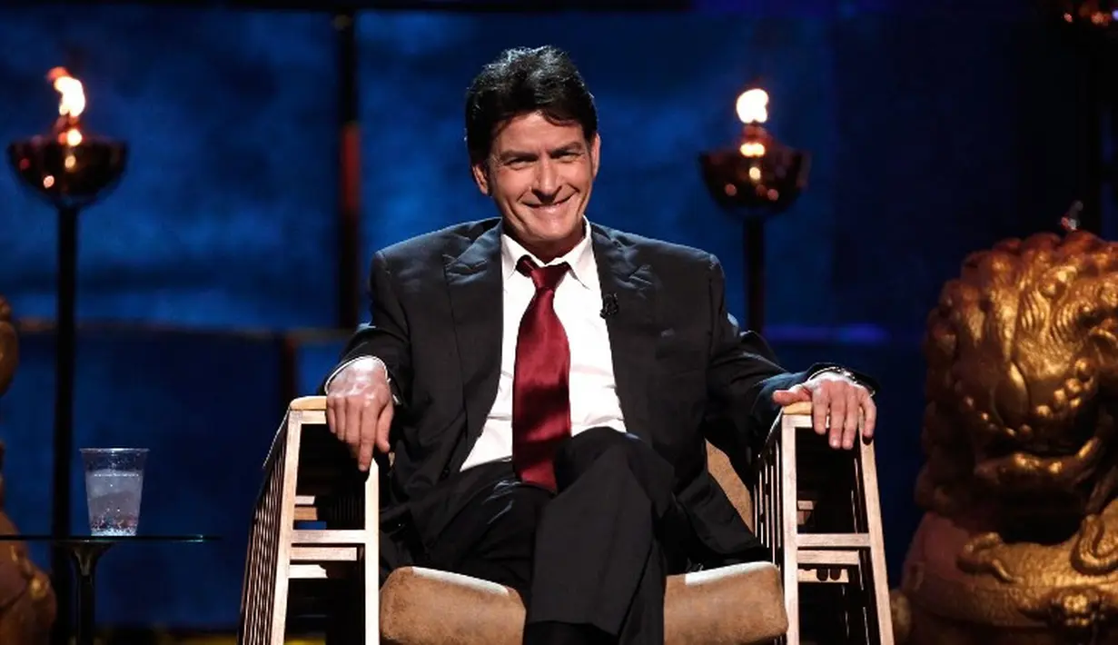 Charlie Sheen dianggap seringkali berlaku buruk bagi orag sekitarnya. Ia bahkan pernah menepis handphone seorang wanita. Pihak keamanan pun pernah mengusir paksa Charlie dari bar. (CHRISTOPHER POLK/GETTY IMAGES NORTH AMERICA/AFP)