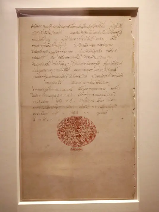 Sebuah surat yang ditulis Presiden AS Abraham Lincoln pada tahun 1862 untuk Raja Mongkut dari Thailand dipamerkan Kedutaan Besar AS di Bangkok, 22 Maret 2018. Lincoln menolak hadiah berupa sepasang gajah Thailand lewat sepucuk surat. (AP/Sakchai Lalit)