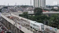Pemandangan pengerjaan Light Rail Transit (LRT) di Jalur Section 5A, Kelapa Gading, Jakarta Utara, Rabu (18/4). Sebelumnya, dua gerbong kereta LRT tiba di Pelabuhan Tanjung Priok pada 13 April 2018. (Merdeka.com/Iqbal Nugroho)
