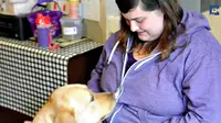 Seekor anjing dilatih untuk membantu seorang wanita yang mengamali cacat jasmani yang jarang ada. 