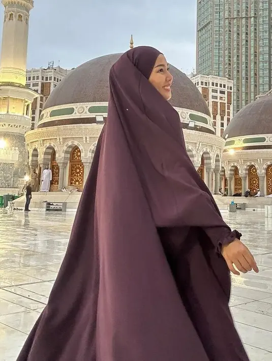 Dara Arafah tampil serba maroon mengenakan abaya dan khimar saat umrah di bulan Ramadan. [@daraarafah]