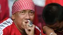 Pentolan suporter PSM Makassar, Daeng Uki, bersama anakanya, Jayalah PSM saat PSM Makassar takluk dari Persija Jakarta pada laga final Piala Indonesia di SUGBK, Minggu (21/7). Persija menang 1-0 atas PSM.  (Bola.com/M Iqbal Ichsan)