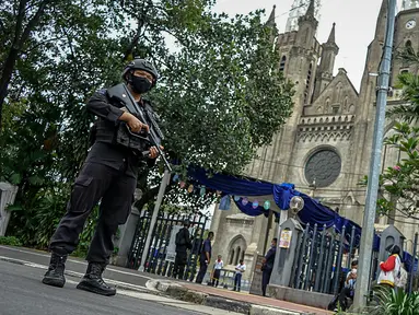 Polisi bersenjata melakukan pejagaan saat misa Minggu Paskah di Gereja Katedral, Jakarta, Minggu (4/4/2021). Sejumlah personel gabungan TNI-Polri disipakan untuk melakukan pengamanan di sejumlah gereja pada perayaan Paskah. (Liputan6.com/Faizal Fanani)