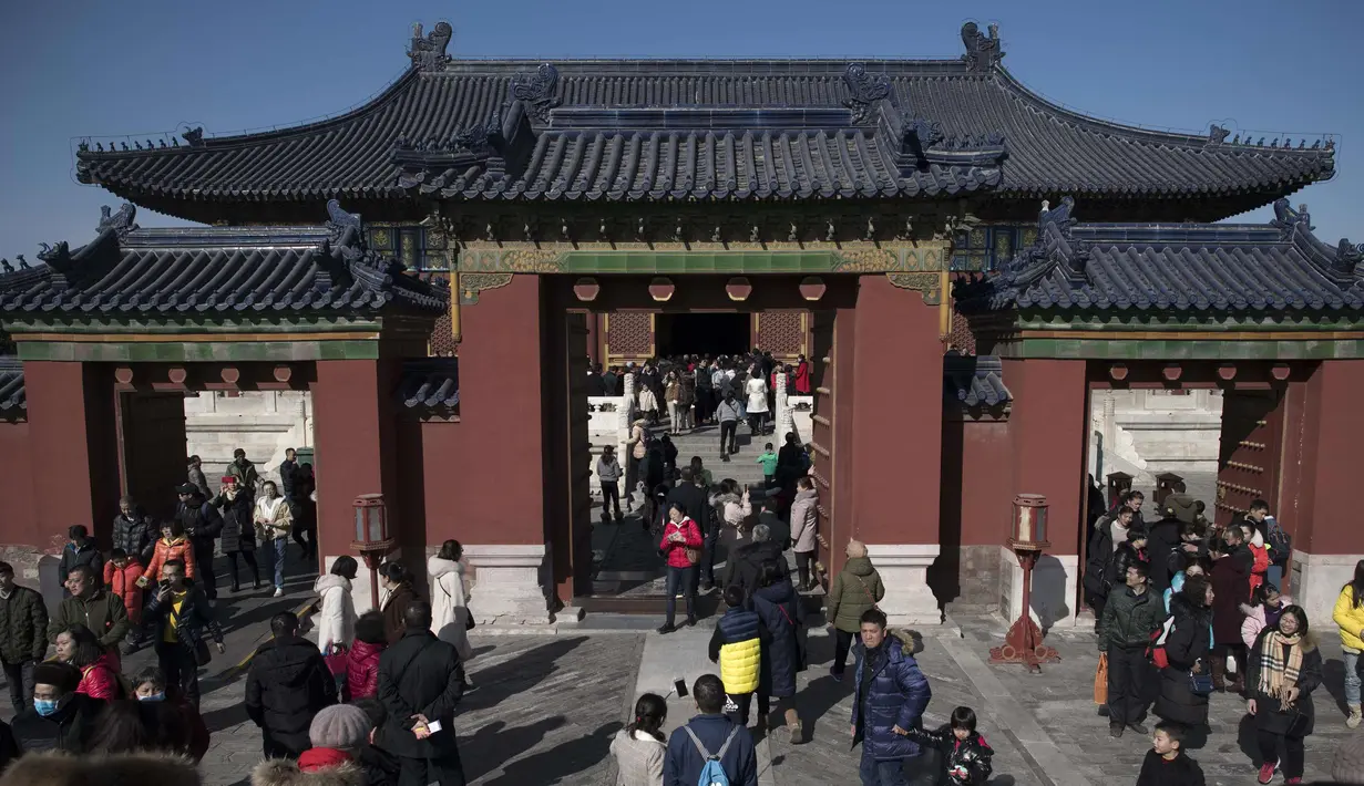 Ratusan orang saat mengunjungi Kuil Surga selama liburan Tahun Baru Imlek di Beijing (20/2). Warga China tengah liburan selama seminggu yang menandai dimulainya Tahun Anjing. (AFP Photo/Nicolas Asfouri)