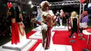 Model mengenakan kostum seksi dari karakter video game untuk mempromosikan produk dalam Tokyo Game Show 2016 di Chiba, Tokyo, (15/9). Tokyo Game Show diselenggarakan pada tanggal 15-18 September 2016. (REUTERS/Kim Kyung-Hoon)