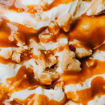 Butterscotch pudding menjadi pilihan dessert yang praktis dengan tekstur lembut dan rasa manis khas karamel, cocok disajikan dalam porsi individual saat arisan. (Foto/Dok: Pexels)