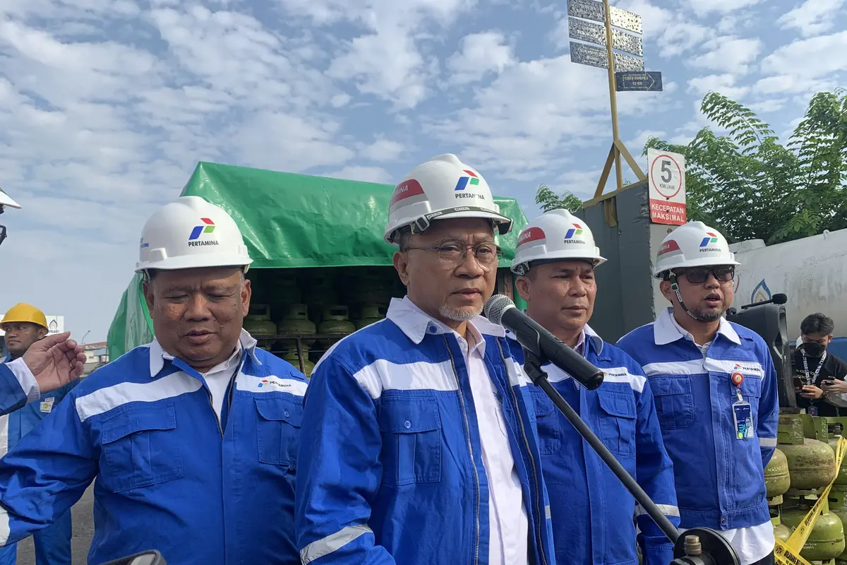Menteri Perdagangan (Mendag) Zulkifli Hasan di SPPBE PT Satria Mandala Sakti, Koja, Jakarta Utara, Senin (27/5/2024). (Tasha/Liputan6.com)