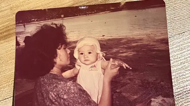 6 Potret Masa Kecil Mona Ratuliu, Disebut Mirip dengan Putri Bungsunya