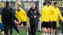 Pelatih Dortmund, Lucien Favre (tengah) saat menghadiri sesi latihan tim di Dortmund, Jerman barat (4/3). Dortmund akan bertanding melawan Tottenham Hotspur pada leg kedua babak 16 besar Liga Champions di Signal Iduna Park. (AFP Photo/Bernd Thissen)