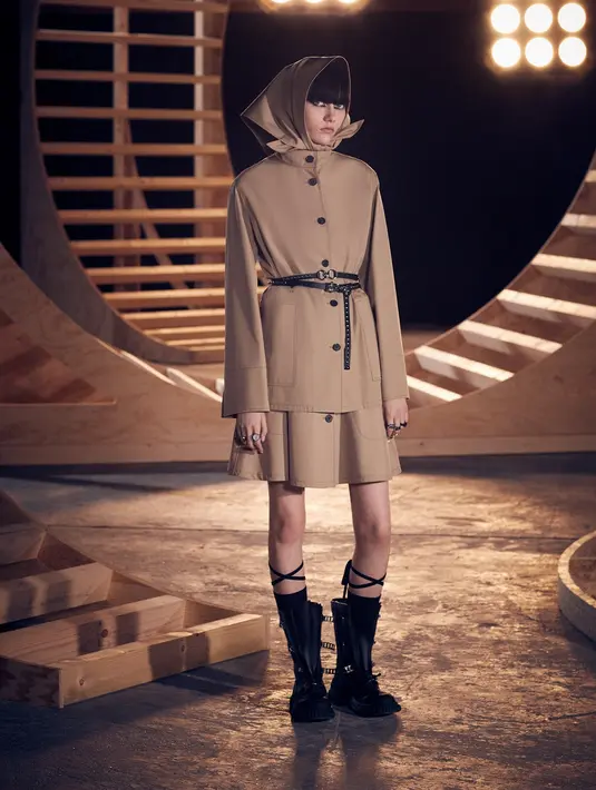 Selain itu, koleksi ini juga terinspirasi oleh banyak wanita kreatif yang berkontribusi atas kesuksesan Rumah Mode Dior. Mulai dari desainer topi ikonis Mizza Bricard yang diterjemahkan dalam kerudung jala, dan Marguerite Carré, wanita yang mengubah sketsa Dior menjadi pakaian asli. (Dok/Dior).