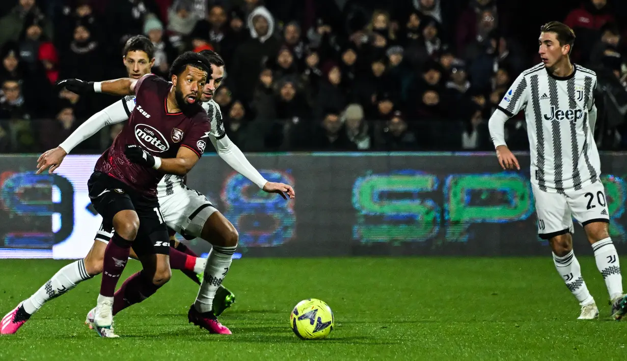 Gelandang Salernitana Tonny Vilhena (Kiri) mengejar bola di depan gelandang Juventus Fabio Miretti pada pekan ke-21 Liga Italia 2022/2023 di Stadio Arechi, Rabu dini hari WIB (8/2/2023). Dusan Vlahovic mencetak dua gol dalam laga ini, sedangkan satu lagi dilesakkan Filip Kostic. (Photo by Andreas SOLARO / AFP)
