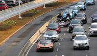 Mobil BMW i8 Roadster, i8 Coupe dan BMW i3s mengawal konvoi mobil listrik jelang jadwal pelaksanaan balap mobil listrik atau Formula E 2020 di kawasan Sudirman, Jakarta, Jumat (20/9/2019). Konvoi kendaraan listrik berlangsung dari GBK menuju Monas. (Liputan6.com/Fery Pradolo)