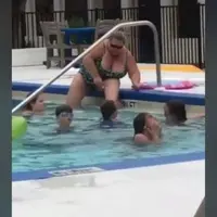 Kalau kamu bertemu dengan ibu yang cukur bali kaki seperti ini di kolam renang umum, apa yang akan kamu lakukan? (Foto: Facebook)