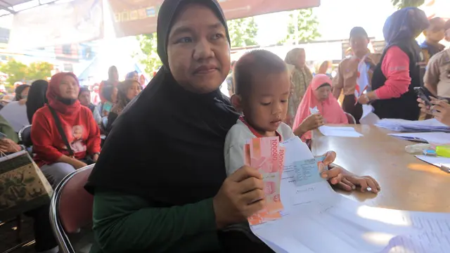 Salah satu warga penerima Bantuan Sosial Tunai (BST) di Kota Tangerang.