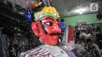 Pengrajin menyelesaikan produksi miniatur ondel-ondel di industri rumahan kesenian Betawi Raja Ondel-Ondel, Pasar Minggu, Jakarta, Senin (13/12/2021). Data Kemenkop UKM mencatat realisasi penyaluran KUR kepada UMKM hingga November 2021 sebesar Rp 262,95 triliun. (merdeka.com/Iqbal S. Nugroho)