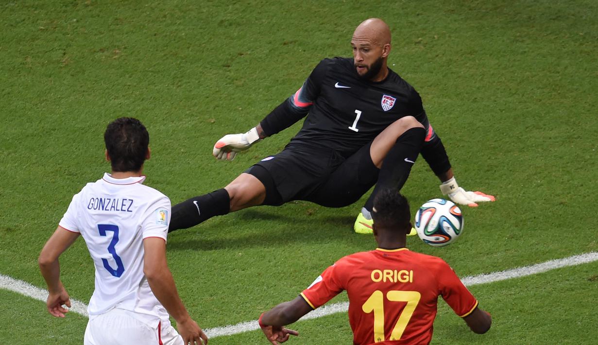 Tim Howard. Kiper Amerika Serikat ini mencatat rekor penyelamatan terbanyak di ajang Piala Dunia, yaitu total 16 penyelamatan sukses. Rekor terjadi dalam Piala Dunia 2014 saat babak 16 Besar antara Belgia melawan Amerika Serikat, 2 Juli 2014. Amerika kalah 1-2 dalam laga tersebut. (AFP/Pedro Ugarte)