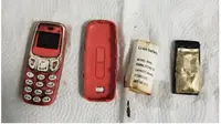 Nokia 3310 yang ditelan seorang pria 33 tahun, pecah jadi 3 bagian di dalam perut. (Foto: Facebook dr Skender Teljaku).