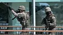 Tentara Korea Selatan ikut serta dalam latihan anti-teror di Pusat Seni Bucheon di Bucheon, sebelah barat Seoul (23/8/2022). Latihan anti-teror ini di sela-sela latihan militer gabungan Korea Selatan-AS yang disebut Ulchi Freedom Shield. (AFP/Jung Yeon-je)