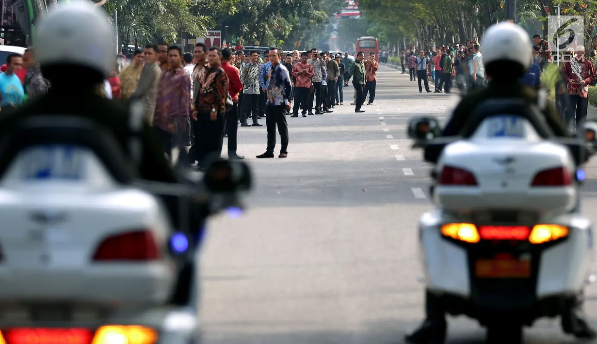 Suasana pengamanan geladi resik kirab ngunduh mantu Kahiyang-Bobby di Medan, Rabu (22/11). Sebanyak 5.000 personel gabungan siap mengamankan prosesi ngunduh mantu Kahiyang-Bobby. (Liputan6.com/Johan Tallo)