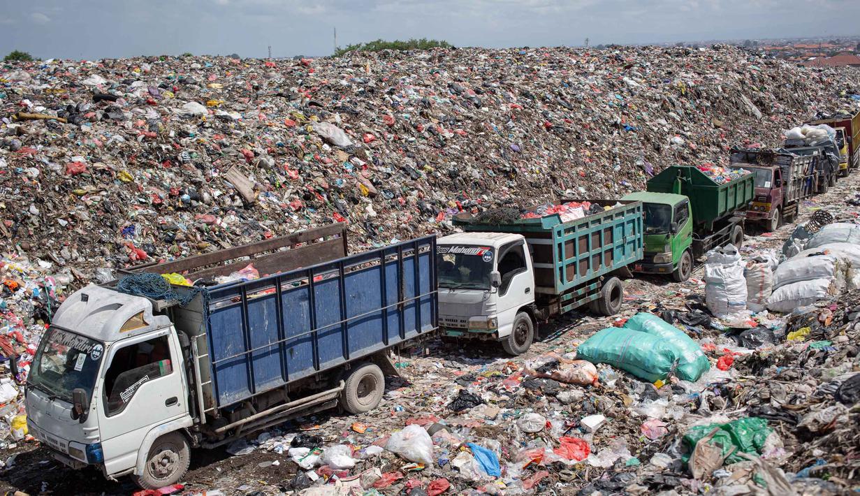 Hanif Faisol Nurofiq menegaskan bahwa TPA Suwung ke depan hanya menerima sampah anorganik atau residu. Tampak dalam foto, truk-truk menunggu untuk membongkar sampah di Tempat Pembuangan Akhir (TPA) Sampah Suwung, Denpasar, Bali, pada Rabu 2 April 2026. (Lana Priatna/AFP)