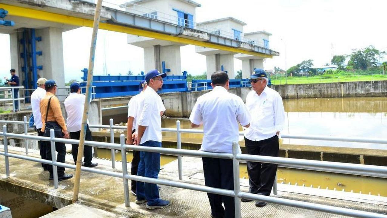 Menteri PUPR Basuki Hadimuljono saat meninjau Bendungan Copong, Garut. (Dok Kementerian PUPR)