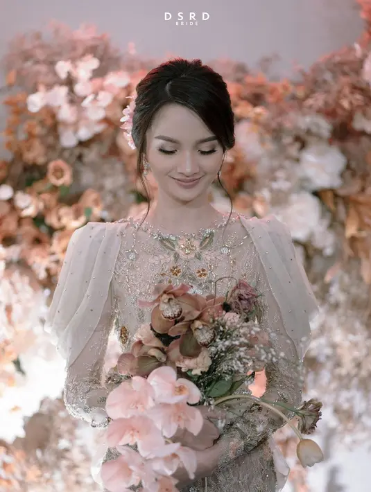 Tak hanya itu saja, payet yang tersebar pada area leher, lengan, dan dada, menambah kilau mewah pada tampilan kebaya. (foto: dsrdbride)