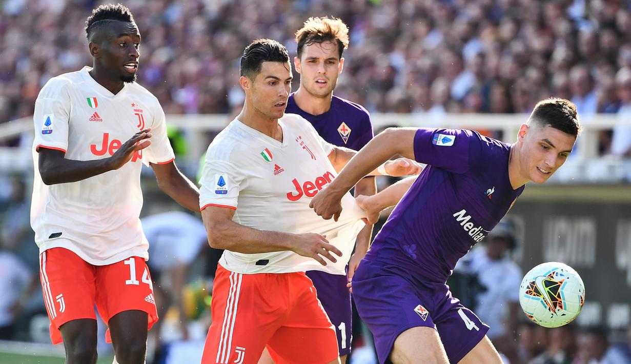 Bek Fiorentina, Nikola Milenkovic, berebut bola dengan striker Juventus, Cristiano Ronaldo, pada laga Serie A di Stadion Artemio Franchi, Florence, Sabtu (14/9). Kedua klub bermain imbang 0-0. (AFP/Vincenzo Pinto)