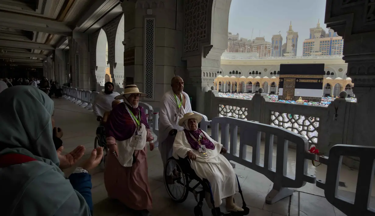 Seorang jemaah Muslim yang menggunakan kursi roda melakukan tawaf mengelilingi Ka'bah, ibadah haji tahunan, di Mekah, Arab Saudi, Kamis 21 Mei 2026. (AP Photo/Altaf Qadri)