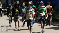 Beberapa suporter klub Persebaya berjalan di sekitar kawasan GOR Padjajaran, Bandung, Sabtu (7/1). Seiring pelaksanaan kongres PSSI 2017, pendukung Persebaya Surabaya berkumpul di kawasan GOR Padjajaran, Bandung. (Liputan6.com/Helmi Fithriansyah)