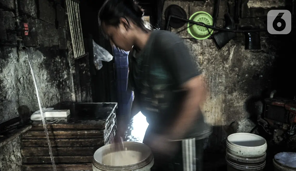 Pekerja saat menyelesaikan pembuatan tahu di salah satu industri rumahan kawasan Mampang, Jakarta, Minggu (30/8/2020). Covid-19 menyebabkan produksi tahu di industri rumahan menurun drastis dibandingkan sebelum merebaknya pandemi. (merdeka.com/Iqbal S. Nugroho)