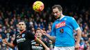 Pemain Napoli, Gonzalo Higuain, saat mencetak gol pertama Napoli ke gawang Empoli pada lanjutan Serie A Italia di Stadion San Paolo, Minggu (31/1/2016) malam WIB. (AFP/Carlo Hermann)