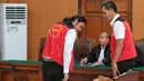 Ello dan satu rekannya terancam hukuman berat dan dijerat pasal 111 dan 127 UU nomor 35 tahun 2009 tentang narkotika dengan ancaman hukuman penjara maksimal 12 tahun penjara. (Adrian Putra/Bintang.com)