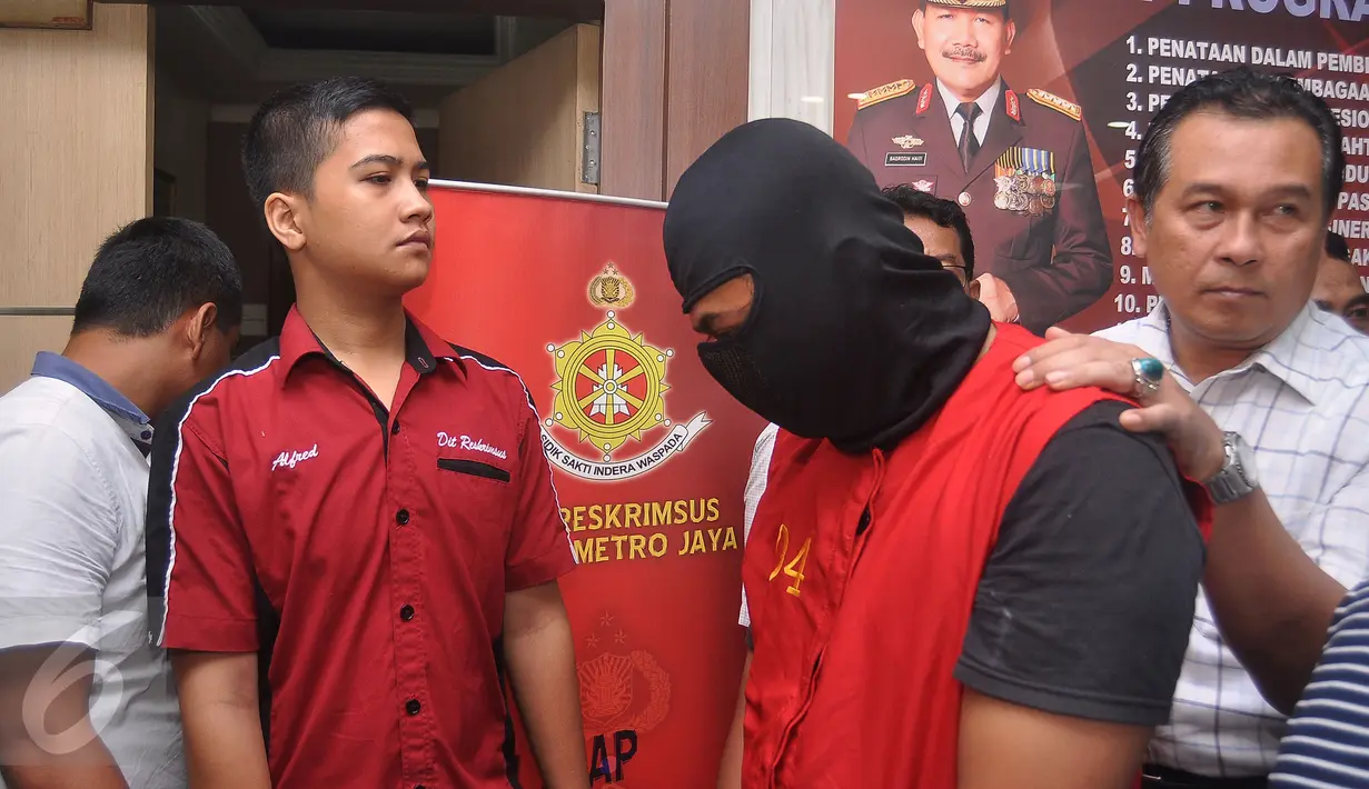 Seorang supir taksi Blue Bird berinisial FY (31) dihadirkan dalam jumpa pers di Mapolda Metro Jaya, Jakarta, Rabu (23/3). FY ditangkap polisi karena memposting pesan provokatif di media sosial Facebook ketika demo taksi. (Liputan6.com/Faisal R Syam)