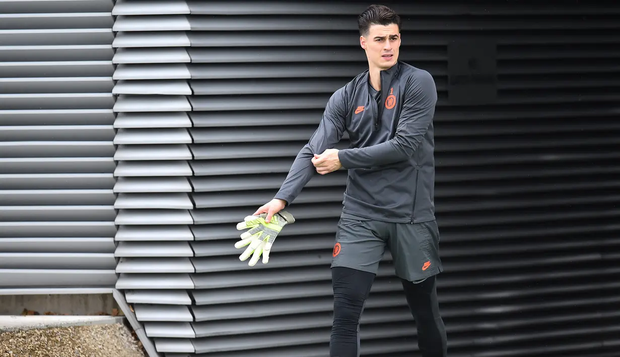 Kiper Chelsea, Kepa Arrizabalaga tiba menghadiri sesi latihan tim di Stoke D'Abernon, barat daya London (4/11/2019). Chelsea akan bertanding melawan wakil Belanda, Ajax Amsterdam pada Grup H Liga Champions. (AFP Photo/Glyn Kirk)