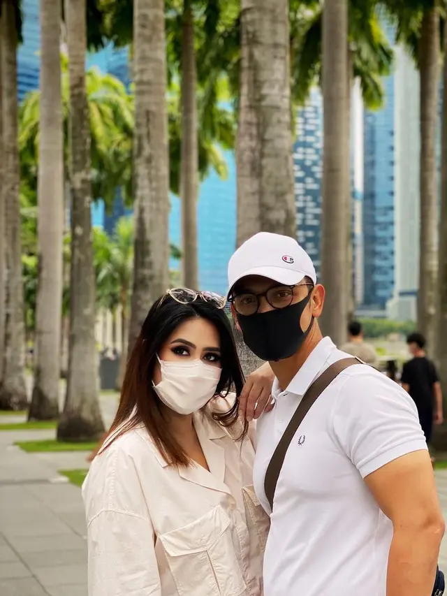 Jarang Tersorot, Ini 7 Potret Mesra Gunawan Sudrajat dan Sang Istri