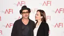 Dalam sesi wawancara dengan Tom Brokaw dalam Today Show, Brad Pitt menyebut keputusan Angelina Jolie melakukan operasi sangat mengerikan. Hal itu membuat sang istri tersenyum mendengar penuturan suaminya. (AFP/Bintang.com)
