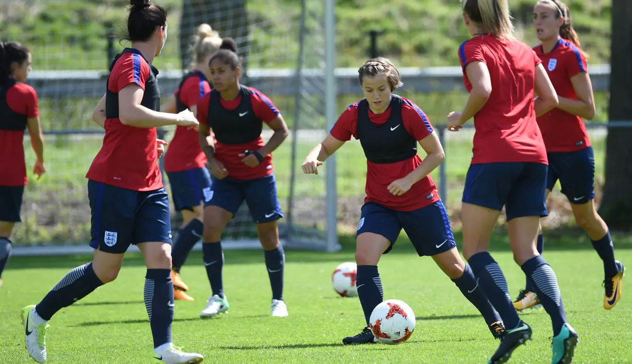 Suasana latihan timnas wanita Inggris selama turnamen sepak bola UEFA Women's Euro 2017 di Utrecht, Belanda (18/7). Timnas Inggris akan berhadapan dengan timnas Skotlandia pada Rabu 19 Juli 2017. (AFP Photo/Daniel Mihailescu)