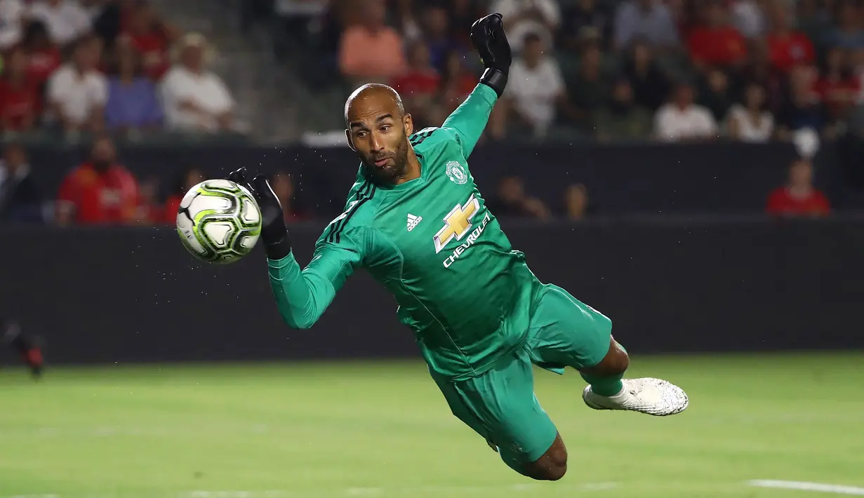 Lee Grant. Kiper berusia 39 tahun ini baru saja pensiun bersama Manchester United pada Juli 2022 setelah 4 musim berseragam Setan Merah. Sebelumnya ia didatangkan MU dari Stoke City pada awal musim 2018/2019 untuk diplot sebagai kiper ketiga setelah David De Gea dan Sergio Romero. Bersama MU ia hanya bermain dalam 2 laga, 1 kali di Piala Liga musim 2018/2019 dan 1 kali di Liga Europa musim 2019/2020. (AFP/Getty Images/Victor Decolongon)