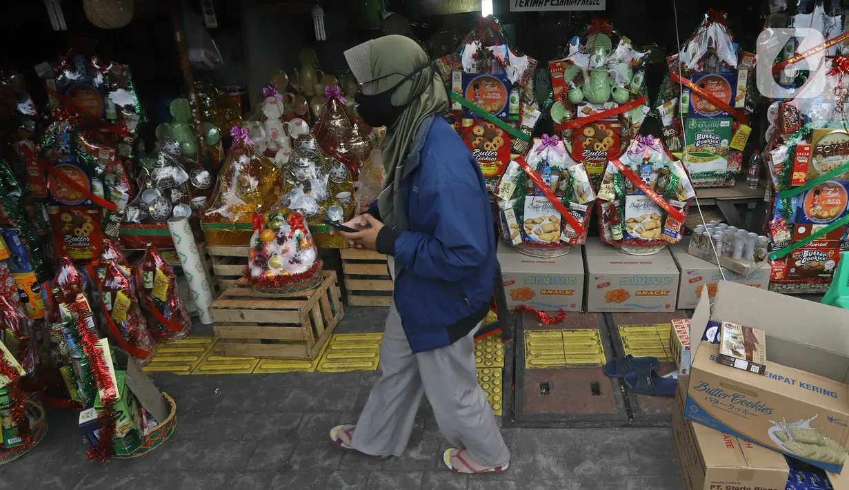 Seorang wanita berjalan melewati deretan parsel yang dijual di Barito, Jakarta, Rabu (13/5/2020). Di tengah pandemi virus corona COVID-19, para pedagang mengaku penjualan parsel Lebaran menurun hingga 80 persen dari tahun sebelumnya. (Liputan6.com/Herman Zakharia)