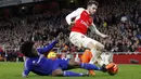 Pemain Chelsea, Willian (kiri) berebut bola dengan pemain Arsenal, Aaron Ramsey pada laga lanjutan Liga Inggris 2015/2016 di Emirates Stadium, London, 24 Januari 2016. Willian hengkang dari Stamford Bridge ke Arsenal pada 2020 lalu dengan status bebas transfer. (AFP/Ikimages)