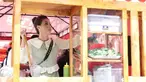 Penampilan Sarwendah saat memasak langsung untuk para pelanggannya ini tak lepas dari sorotan. Bukan hanya tas Chanel saja yang menjadi perhatian netizen, tapi gaya rambut sederhana Sarwendah satu ini membuatnya terlihat elegan. (Liputan6.com/IG/@sarwendah29)