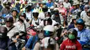 Sejumlah pengendara sepeda motor mengantre untuk melintas pada jam sibuk pagi hari di Jembatan Taipei, China (21/5). Uniknya, motor yang melintas mayoritas berjenis skuter matik. (AFP Photo/Chris Stowers)