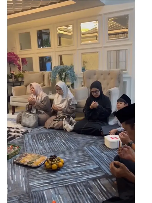 6 Potret Suasana Pengajian 40 Hari Wafatnya Mpok Alpa di Rumah Baru, Penuh Khidmat