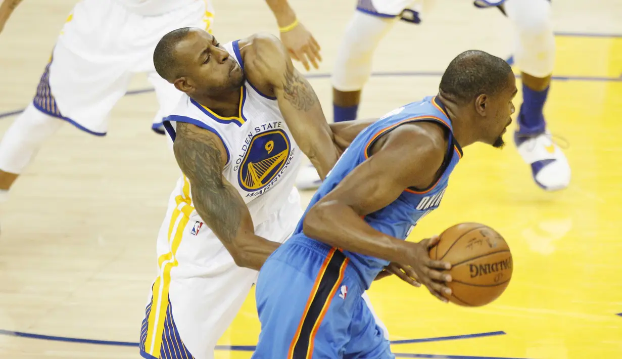 Pemain OKC Thunder, Kevin Durant #35 menggiring bola melewati pemain Warriors, Andre Iguodala #9 pada Final Wilayah Barat NBA Playoffs di Oracle Arena, Kamis (19/5/2016) WIB. Warriors menang 118-91. (Cary Edmondson-USA TODAY Sports)