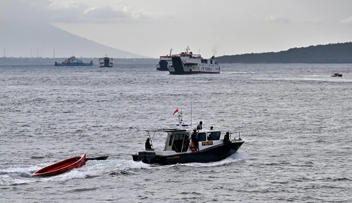 Petugas gabungan masih terus melakukan pencarian di berbagai penjuru Selat Bali. (SONNY TUMBELAKA/AFP)