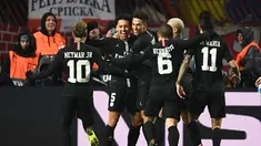 Selebrasi pemain PSG usai Edinson Cavani mencetak gol pertama PSG ke gawang Red Star Belgrade pada laga lanjutan Grup C Liga Champions yang berlangsung di stadion Rajko Mitic, Rabu (12/12). PSG menang 4-1 atas Red Star Belgrade. (AFP/Franck Fife)