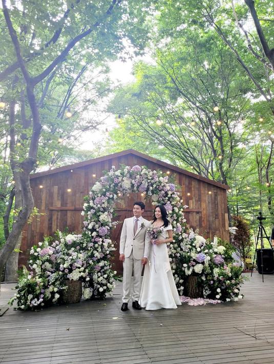 Jang Hansol pertama kali memperkenalkan Jeanette Ong kepada publik sebagai kekasihnya pada tahun 2020 lalu. Hal itu sempat mengejutkan lantaran YouTuber yang sempat tinggal di Malang, Jawa Timur ini tak pernah mengumbar kisah asmaranya. (Liputan6.com/IG/@sungweol)