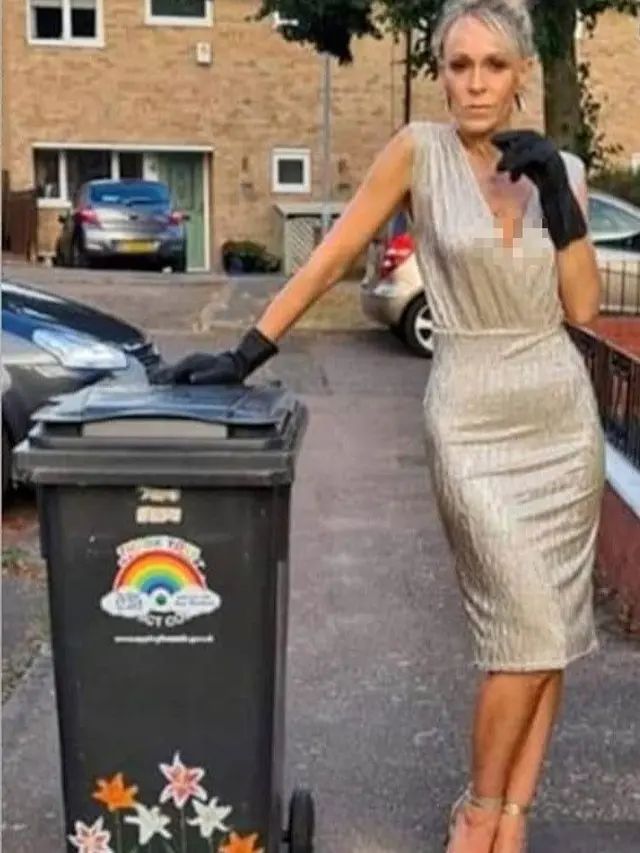 Seorang ibu pakai rok mewah saat membuang sampah.