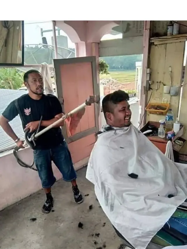 6 Kelakuan Kocak saat Potong Rambut Ini Bikin Geleng Kepala