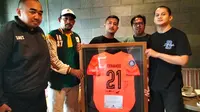 Bonek melelang jersey Fernando Ari untuk donasi Palestina. (Istimewa)